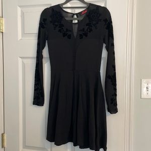 🚨FINAL PRICE 💸 Sexy long sleeved LBD with sheer details